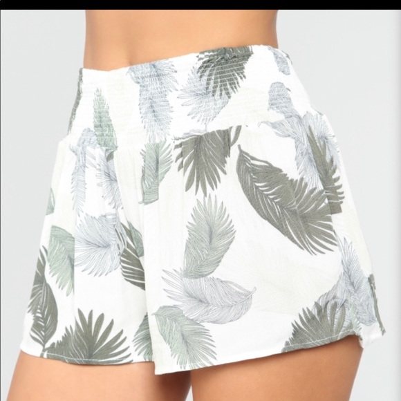 NEW•S-L•PALMAS GREEN LEAF PRINT SHORTS•NWT• - Picture 1 of 17